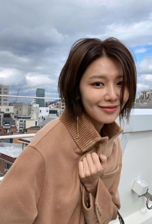 Group Girls Generation member and actor Choi Sooyoung enjoyed the fall.On the 10th, Choi Sooyoung posted several photos through his social media account without any other writing.In the open photo, he is enjoying the autumn sun wearing a thick outer on a rooftop.In particular, he ended KBS2 Drama Tell You Wish and changed his hairstyle with a single hair.Fans who saw this responded to My sister is a real fall girl ... Autumn ... single-shot ..Choi Soo Young ... perfect, My sister ate all the autumn!!, real goddess,, and so on.Meanwhile, Girls Generation, which Choi Sooyoung belongs to, came back to full shape in five years to commemorate its 15th anniversary and was loved by the public as Forever 1.Choi Sooyoung Social Media Account