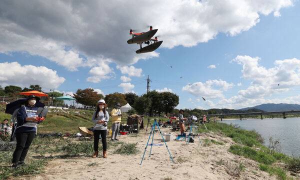 화창한 날씨를 보인 지난 8일 강원 원주시 간현관광지에서 세계일보·강원도·원주시 공동 주최로 개최된 전국드론낚시대회 참가자들이 여유로운 모습으로 드론낚시를 하고 있다. 원주=남정탁 기자