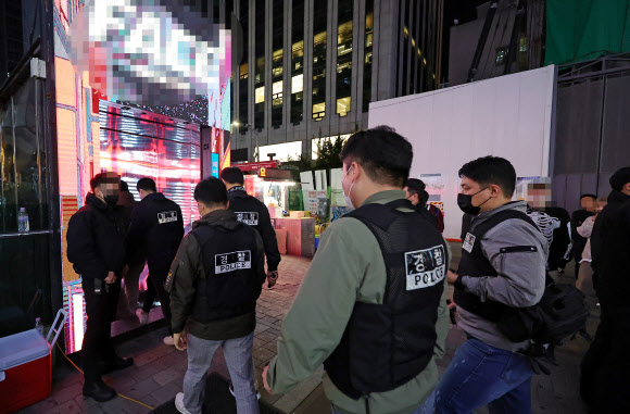 서울 서초경찰서 형사들이 지난 7일 밤 마약류 사범 단속을 위해 강남의 한 대형 클럽으로 들어서고 있다.연합뉴스