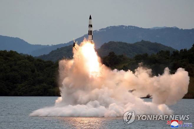 김정은, 전술핵운용부대 군사훈련 지도…"대화 필요성 안느껴" (평양 조선중앙통신=연합뉴스) 김정은 북한 국무위원장은 북한군 전술핵운용부대 등의 군사훈련을 지도하며 "적들과 대화할 내용도 없고 또 그럴 필요성도 느끼지 않는다"고 밝혔다.
    김 위원장은 지난달 25일부터 지난 9일까지 인민군 전술핵운용부대ㆍ장거리포병부대ㆍ공군비행대의 훈련에 참석한 자리에서 이같이 말했다고 조선중앙통신이 10일 밝혔다. 사진은 SLBM으로 추정되는 미사일 발사 모습. 2022.10.10     [국내에서만 사용가능. 재배포 금지. For Use Only in the Republic of Korea. No Redistribution] 
 nkphoto@yna.co.kr