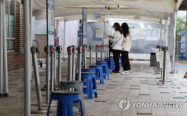 한산한 모습 보이는 선별진료소 [연합뉴스 자료사진]