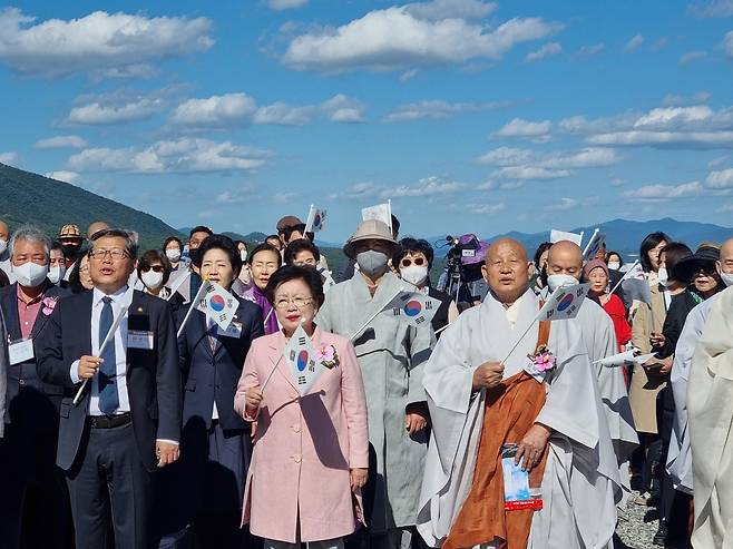 통도사 장경각 앞에서 열린 '한지의 날' 선포식 참석 인사들 사진 왼쪽 전병극 문화체육관광부 제1차관, 이배용 이사장, 조계종 종정 성파 스님. [한지살리기재단 제공]