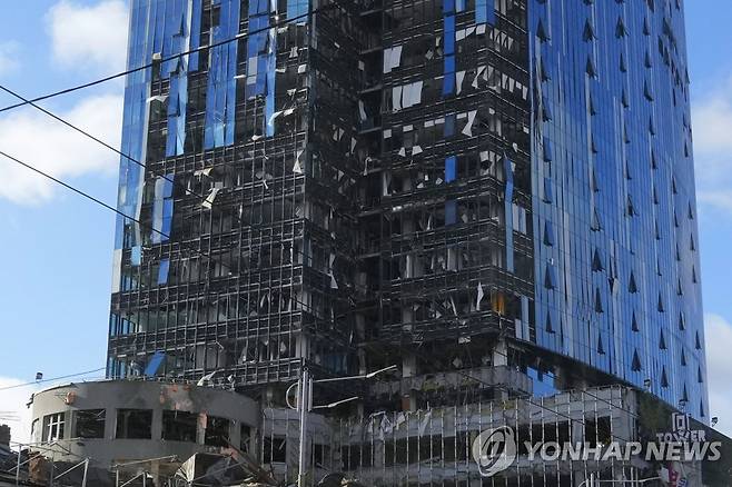 러시아 폭격에 파손된 키이우의 고층 건물. NYT는 우크라이나 소식을 전하면서 이 사진을 함께 게시했다. [AP 연합뉴스 자료사진. 재판매 및 DB 금지]