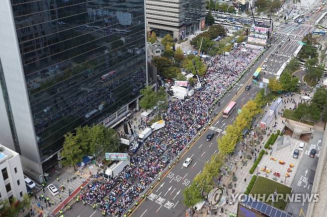 세종대로에서 집회하는 보수단체 (서울=연합뉴스) 신현우 기자 = 한글날 연휴 마지막 날인 10일 오후 서울 중구 세종대로에서 자유통일당 등 보수단체가 집회를 하고 있다. 2022.10.10 nowwego@yna.co.kr