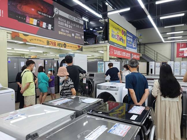 올랜드 아울렛에서 가전제품을 살펴보는 소비자들./사진제공=올랜드 아울렛