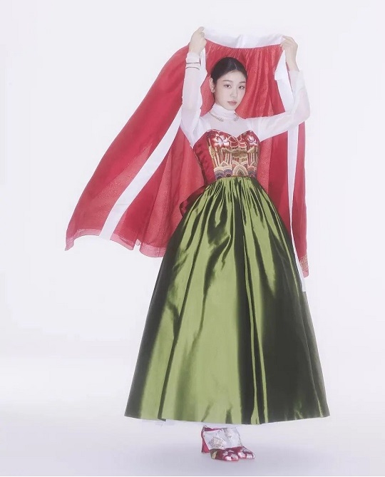 '피겨 퀸' 김연아가 한복업체와 함께 제작한 한복을 입고 한복의 미를  알리고 있다. (사진: 김연아 인스타그램 갈무리)