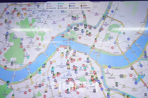 서울 성동구 제이엠투에 있는 관제시스템 화면. 각 차량의 운행 상태를 실시간으로 파악할 수 있다.