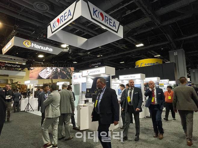 미국 워싱턴 D.C에서 열린 미 육군전시회(AUSA) 2022에 국내 업체들이 한국관을 꾸려 제품을 홍보하고 있다. (사진=한국방위산업진흥회)