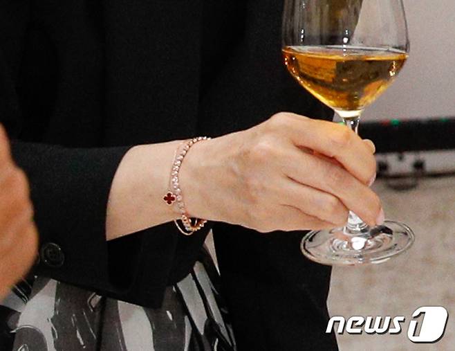 김건희 여사가 7월 28일 오후 용산 대통령실에서 열린 조코 위도도 인도네시아 대통령, 공식 만찬에서 건배를 하고 있다. 대통령실사진기자단 2022.7.28/뉴스1