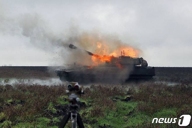 10일 (현지시간) 우크라이나 도네츠크 전선에서 병사가 2S1 그보즈디카 자주 곡사포를 러시아 군을 향해 발사하고 있다. ⓒ AFP=뉴스1 ⓒ News1 우동명 기자