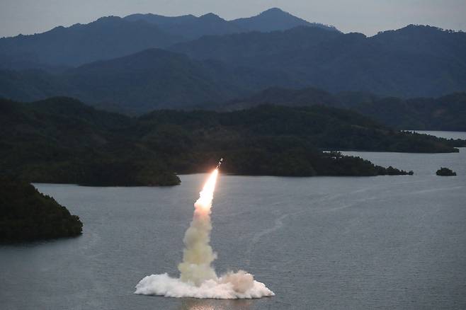 북한이 지난달 25일 평북 태천의 한 저수지에서 미니 SLBM(잠수함발사탄도미사일)으로 추정되는 미사일을 발사하고 있다. 북한 매체들은 10일 조선인민군 전술핵운용부대들의 군사훈련이 9월25일부터 10월9일까지 김정은 국무위원장의 지도로 진행됐다고 보도했다. /노동신문 뉴스1