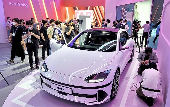 현대차는 고객 데이터에 기반해 고객 개개인의 수요에 맞는 마케팅 모델을 개발하고 있다. 사진은 지난 7월 14일 부산 해운대구 벡스코에서 열린 부산국제모터쇼 행사에서 현대자동차가 전기차 '아이오닉 6'를 공개하고 있는 모습./조선일보 DB