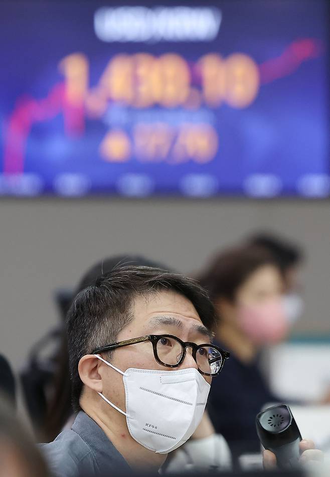 11일 오전 서울 중구 하나은행 딜링룸에서 한 딜러가 모니터를 보며 통화하고 있다. / 연합뉴스