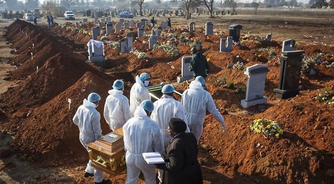 2020년 남아프리카공화국 요하네스버그에서 신종 코로나바이러스 감염증(코로나19) 사망자 장례식이 치러지고 있다. EPA/연합뉴스 제공