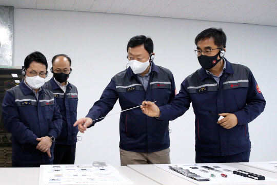 신동빈(오른쪽 2번째) 롯데그룹 회장이 지난해 5월 롯데알미늄 안산1공장에 방문해 2차전지 소재 공정에 대한 설명을 듣고 있다. 롯데 제공