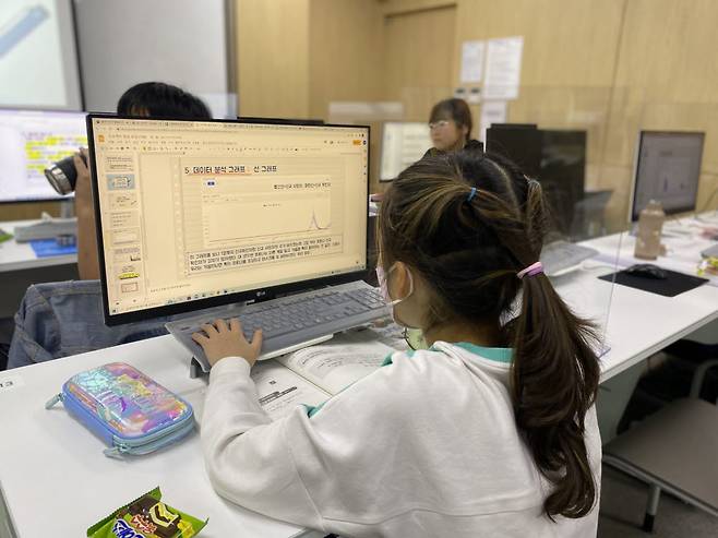 서울교대 인공지능교육연구센터와 이티에듀 껌이지가 개최한 드림하이 미래교육 캠프-데이터과학에 참가한 학생이 데이터를 분석하고 있다.