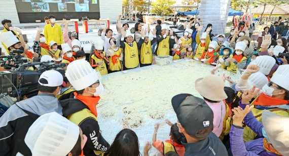 임실N치즈축제가 열린 지난 8일 전북 임실군 임실치즈테마파크에서 관광객들이 퍼포먼스를 즐기고 있다. /사진=뉴시스