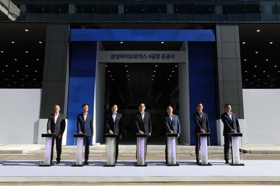 삼성바이오로직스 송도캠퍼스 제4공장이 11일 준공식을 개최했다. 제임스 박 삼성바이오로직스 글로벌영업센터장, 노균 삼성바이오로직스 EPCV센터장, 고한승 삼성바이오에피스 사장, 이재용 삼성전자 부회장, 존 림 삼성바이오로직스 사장, 최성안 삼성엔지니어링 사장, 피에 캐티뇰 삼성바이오로직스 제조센터장(왼쪽부터)이 공장 가동 버튼을 누르고 있다. 삼성전자 제공