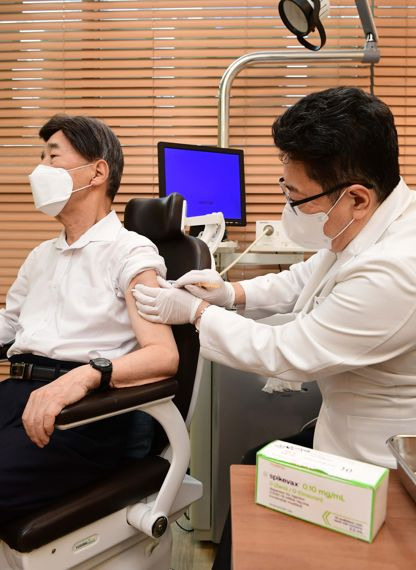 11일, 서울 강남구 개포동의 소아청소년과 의원에서 1순위 권고대상인 60대 이상의 남성이 모더나의 코로나19 2가 백신을 접종하고 있다. 모더나 제공.