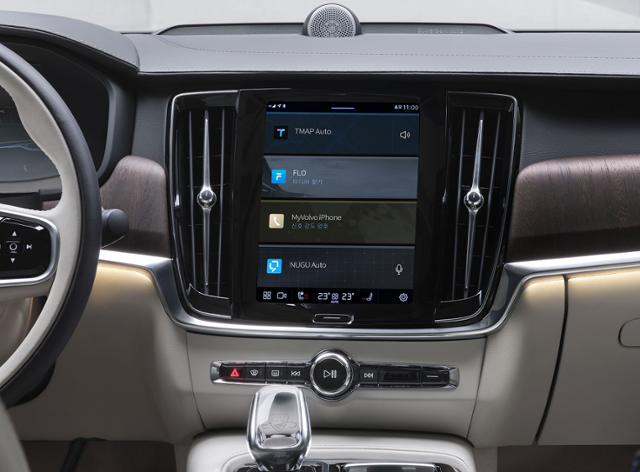 볼보자동차 'S90'에는 SK텔레콤과 함께 공동 개발한 'SKT 통합형 인포테인먼트 서비스'를 탑재하고 있다. 볼보자동차코리아 제공