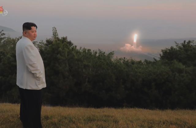 김정은 북한 국무위원장이 지난달 25일부터 이달 9일까지 인민군 전술핵운용부대 등의 군사훈련을 지도하고 있다. 조선중앙TV 캡처 뉴시스