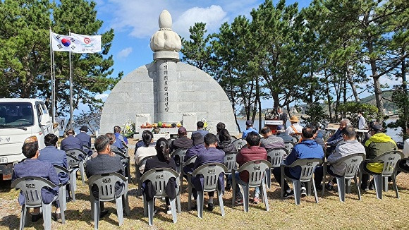 제29주기 서해훼리호 참사 추모 위령제가 참사 위령탑 앞에서 거행되고있다.[사진=부안군청]