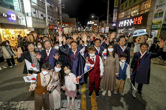 전라북도 군산시간여행 축제의 시작을 알리는 퍼레이드에 강임준 군산시장(두번째줄 왼쪽에서 세번째)이 양손을 들고 환영인사를 하고있다.[사진=군산시청]