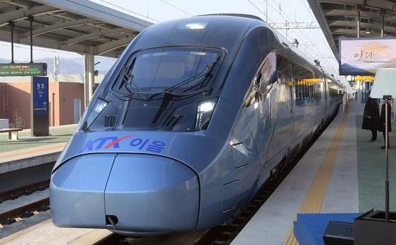 지난해 1월 강원 원주시 원주역에서 KTX 이음 개통식이 열였다. KTX 이음 열차가 승강장에 대기하고 있는 모습. 연합뉴스