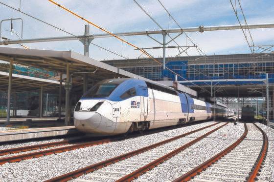 한국철도시설공단이 2017년 8월 강원 원주시 만종역 원주~강릉 복선철도에 KTX 열차를 투입해 시험운행을 한 모습. 연합뉴스