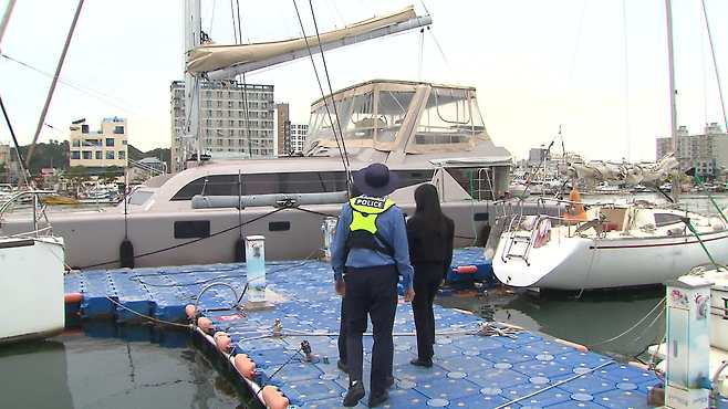 경북 포항 동빈항에 정박 중인 러시아 선적 요트를 해경 관계자와 KBS 취재진이 함께 둘러보고 있다.