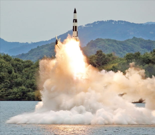 지난달 25일 새벽 북한 서북부의 한 저수지에서 발사된 미니 잠수함발사탄도미사일(SLBM). 연합뉴스