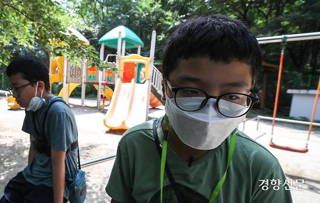 서울 D구의 우진·서진(11)이는 자기 아파트 놀이터를 ‘유치하다’고 했다. 성동훈 기자