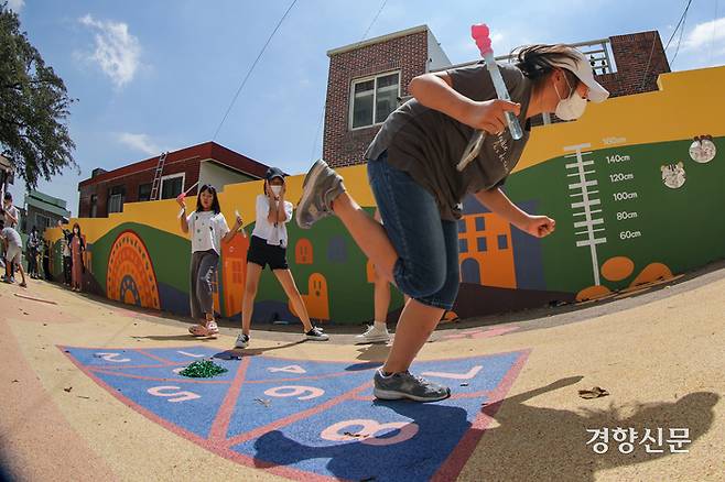 지난 8월26일 부산 동구의 고지대에 조성된 골목놀이터에서 아이들이 바닥에 그려진 ‘사방치기’ 그림 위에서 깨금발로 뛰며 놀고 있다. 성동훈 기자