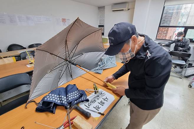 6일 서울 관악봉천자활센터 우산수리센터에서 김계영씨가 동료들과 함께 우산을 고치고 있다.