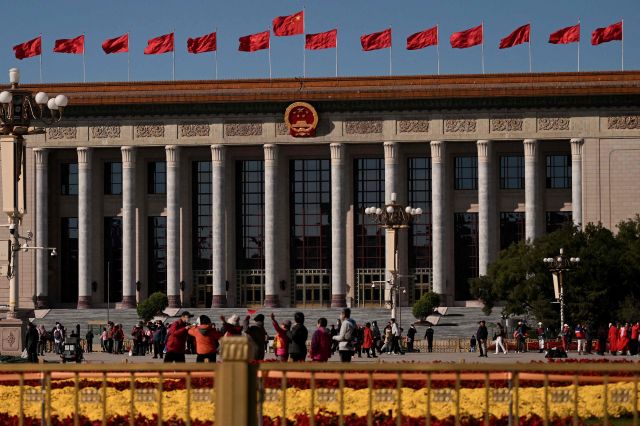 중국 공산당 20차 전국대표대회(당 대회)가 개최되는 베이징 인민대회당 앞으로 10일 시민들이 걸어가고 있다. 20차 당 대회에서 시진핑 국가주석의 3연임이 확정될 것으로 전망된다. AFP연합뉴스