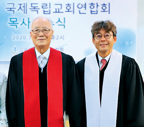 목사 안수 후 박조준 목사와 기념 촬영한 최 목사.