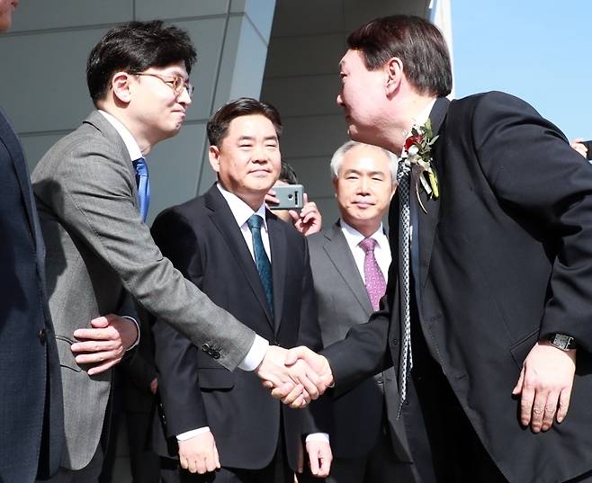 ▲ 2020년 2월13일 오후 윤석열 검찰총장이 부산고등·지방 검찰청을 찾아 당시 한동훈 부산고검 차장검사와 악수를 하고 있다. ⓒ연합뉴스