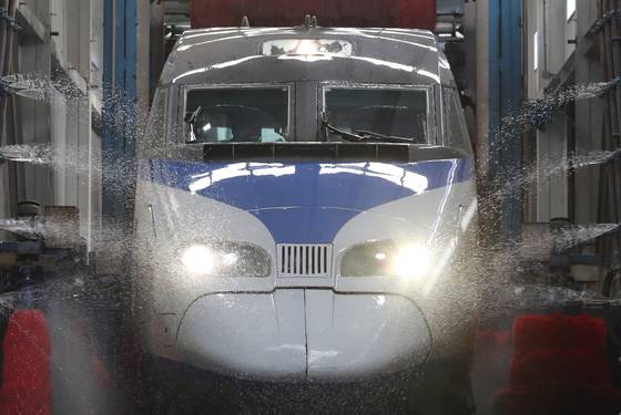 (고양=뉴스1) 이성철 기자 = 5일 경기 고양시 덕양구 수도권철도차량정비단에 들어온 KTX 차량이 자동세척장치를 통과하고 있다. 2022.4.5/뉴스1