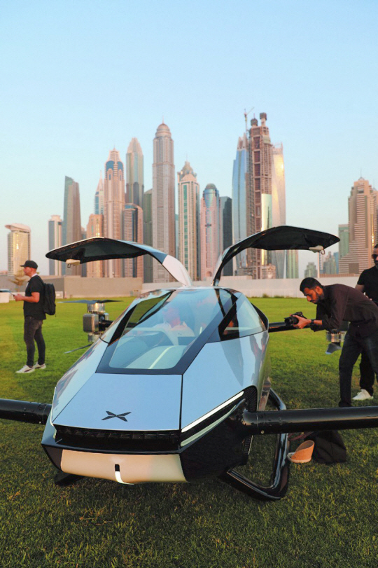 10일(현지시간) 아랍에미리트(UAE) 두바이의 마리나 지구에서 중국의 전기차업체 샤오펑이 개발한 전기비행 택시 ‘샤오펑 X2’가 전시돼 있다. EPA·연합뉴스
