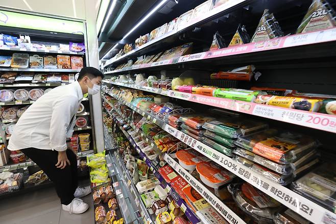 서울 한 편의점의 간편식 코너에서 소비자가 상품을 비교하고 있다. [연합]