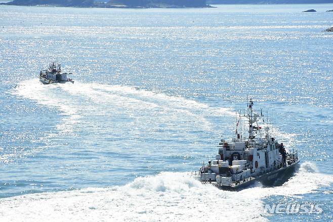 [사천=뉴시스] 차용현 기자 = 27일 오후 경남 사천해양경찰서가 삼천포신항 여객선부두에서 카페리여객선 인질 및 폭발물 테러에 대한 훈련을 실시했다. 사진은 해양경찰경비함정이 도주하는 테러선박을 쫓고 있다. 2022.09.27. con@newsis.com