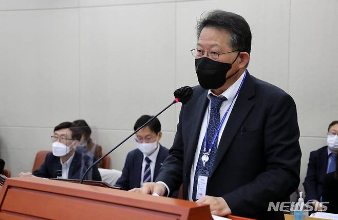 [서울=뉴시스] 김선웅 기자 = 노대명 한국사회보장정보원장이 11일 서울 여의도 국회 보건복지위원회에서 열린 국정감사에서 인사말을 하고 있다. (공동취재사진) 2022.10.11. photo@newsis.com