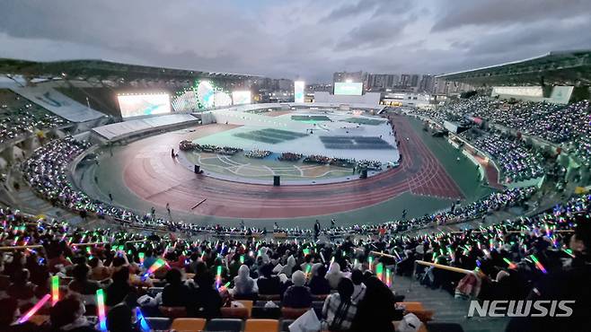 [울산=뉴시스] 배병수 기자 = 제103회 전국체전 및 제42회 전국장애인체전개막식이 7일 오후 울산 중구 종합운동장에서 진행되고 있다. 2022.10.07. bbs@newsis.com