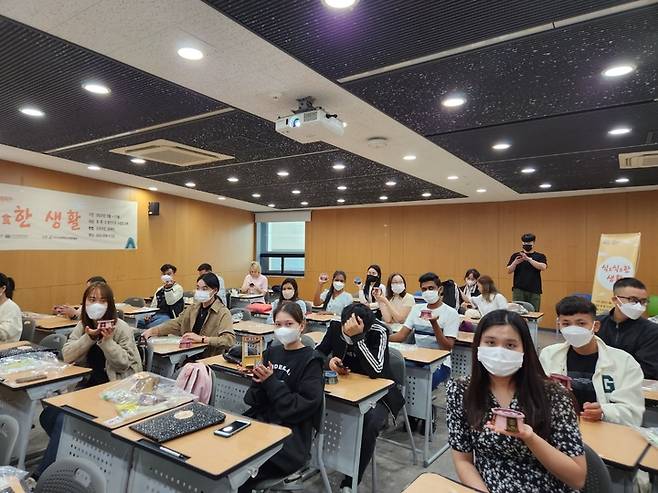 대구보건대학교 외국인 유학생들이 대학 보현박물관에서 개최하는 ‘식(食)식食한 생활‘ 프로그램에 참여하고 있는 모습  *재판매 및 DB 금지