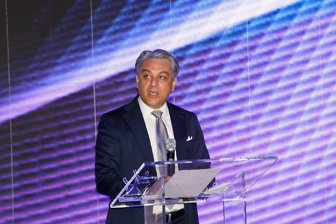 루카 데 메오 르노그룹 회장이 11일 열린 기자 간담회에서 한국 시장에 대한 새로운 전략을 발표하고 있다. 르노코리아자동차 제공