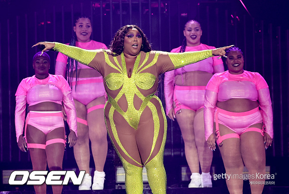 NEW YORK, NEW YORK - OCTOBER 02: Lizzo performs onstage at Madison Square Garden on October 02, 2022 in New York City. (Photo by Jamie McCarthy/Getty Images)