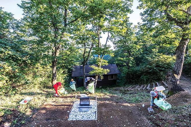 지역 산꾼 4인방이 직접 소매를 걷어붙이고 대피소 주변의 쓰레기를 치웠다.&nbsp;