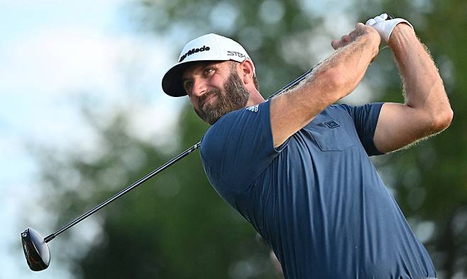 11일 LIV 골프 인비테이셔널 시리즈 ‘최우수 선수’에 오른 더스틴 존슨이 지난달 열린 LIV 시리즈 5차 대회 최종라운드 18번 홀에서 티샷을 하고있다. 시카고=USATODAYSports연합뉴스