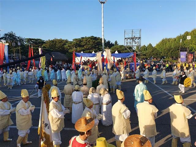 서울 강동구가 개최한 ‘강동선사문화축제’에서 서울시 무형문화재 제10호인 ‘바위절마을 호상놀이’가 진행되고 있다.강동구 제공