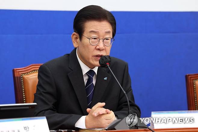 긴급안보대책회의에서 발언하는 이재명 대표 (서울=연합뉴스) 하사헌 기자 = 더불어민주당 이재명 대표가 11일 오전 서울 여의도 국회에서 열린 긴급안보대책회의에서 발언하고 있다. 2022.10.11 [국회사진기자단] toadboy@yna.co.kr